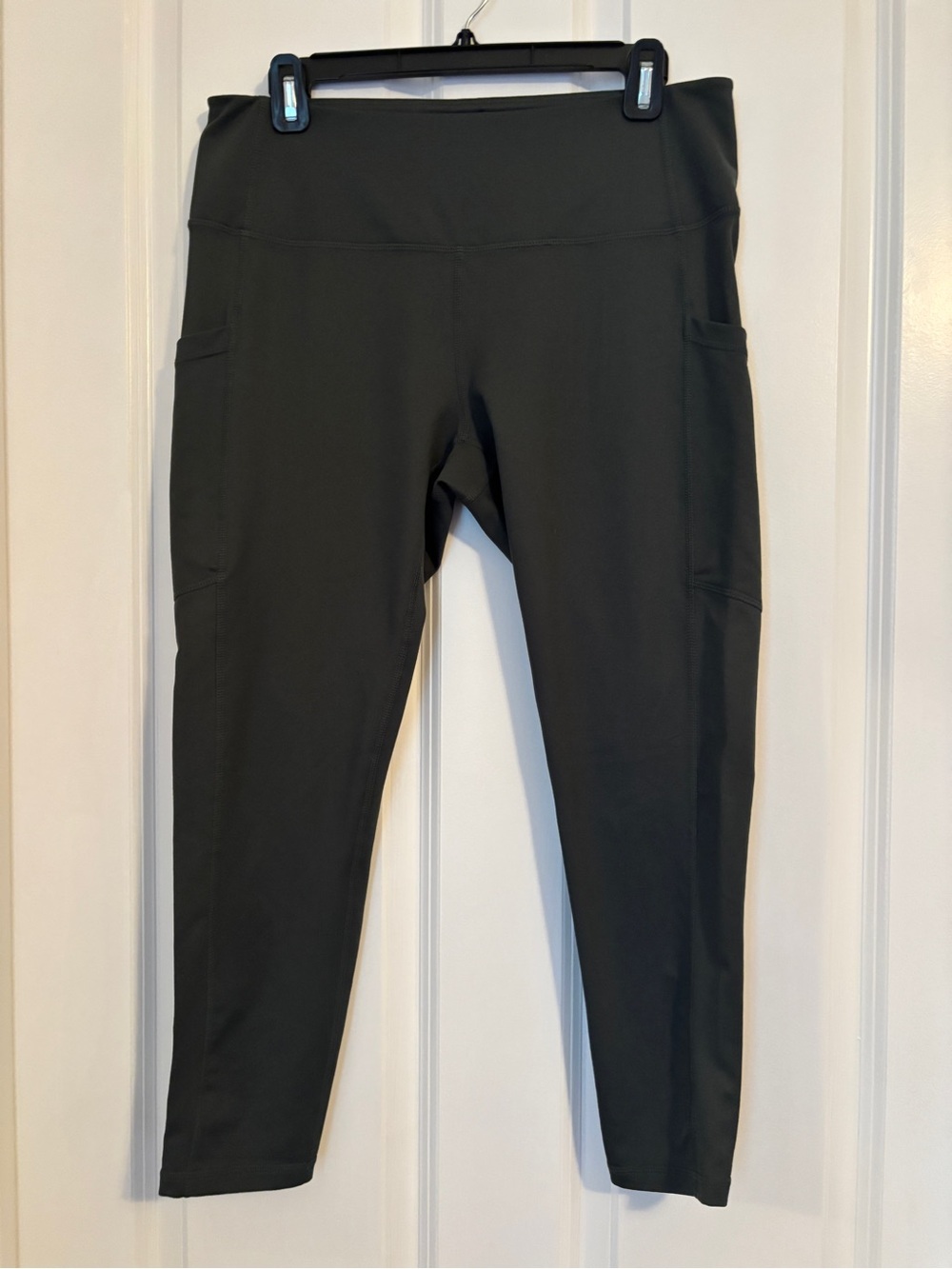 Zella - Women’s Olive Green High-Rise Pocket cropped Leggings.  Size L